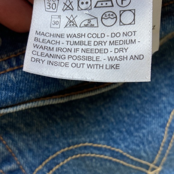 LEVI’S Denim Shorts Women Cut-Off 501 Medium Denim US 30 Red Tab - Picture 7 of 9